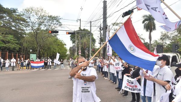 Médicos permanecen movilizados y Policía bloquea Mariscal López