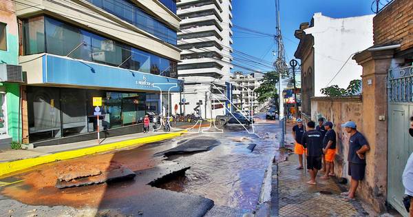 La Nación / Vehículo cayó en pozo abierto por caño roto en pleno microcentro de Asunción