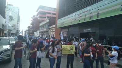 Estudiantes acompañan paro docente y maestros siguen exigiendo el 16% de aumento - Nacionales - ABC Color