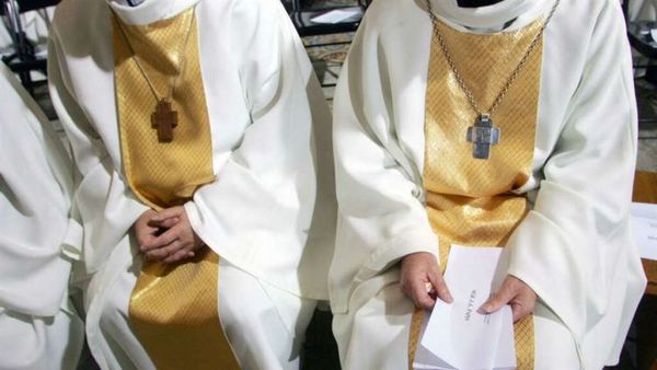Piden la renuncia colectiva de los obispos de Francia