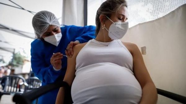 Embarazadas y franja de 18 en adelante reciben primera dosis desde hoy - ADN Digital