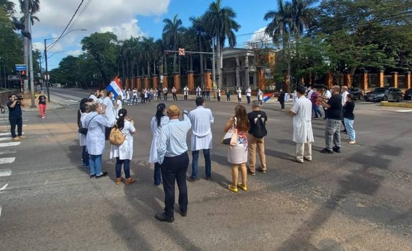 Diario HOY | Médicos levantan huelga “por ahora” aunque no descartan nuevas medidas de fuerza