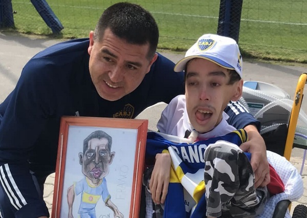 Riquelme y un fanático protagonizan emocionante encuentro