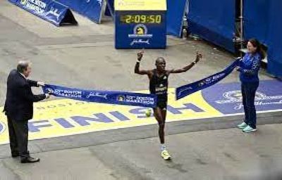 El keniano Benson Kipruto gana la 125 edición del Maratón de Boston