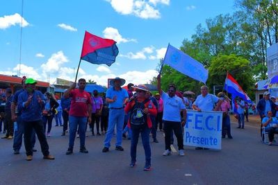 Con apoyo de estudiantes, docentes cierran ruta en Villarrica - Nacionales - ABC Color