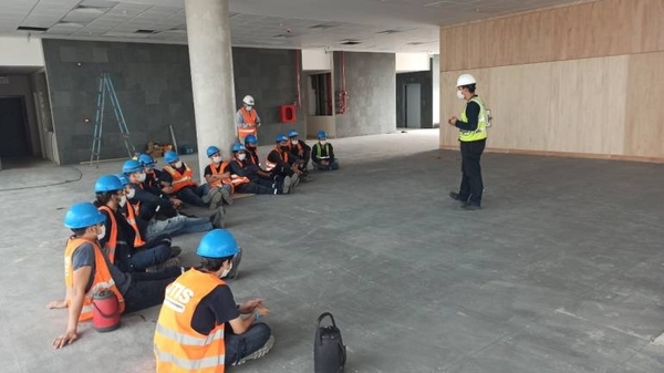 Diario HOY | Capacitan en seguridad a 215 trabajadores de la obra de Oficinas de Gobierno