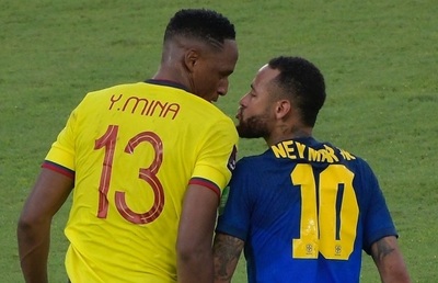 "Besito" de Neymar a Mina es sensación en redes