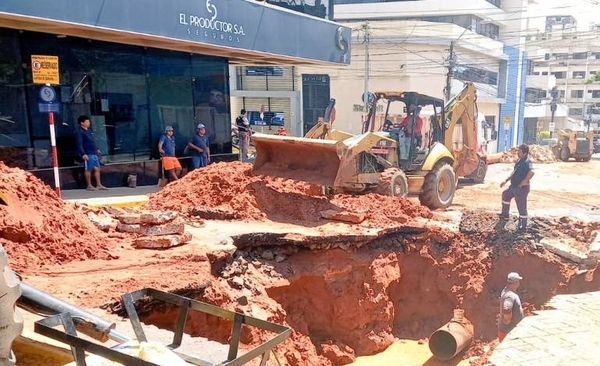 Diario HOY | Barrios de Asunción vuelven a tener agua tras reparación de tubería en el mega cráter