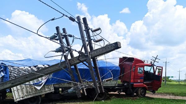 Choque de camión a columnas de la ANDE deja sin energía a Arroyos y Esteros