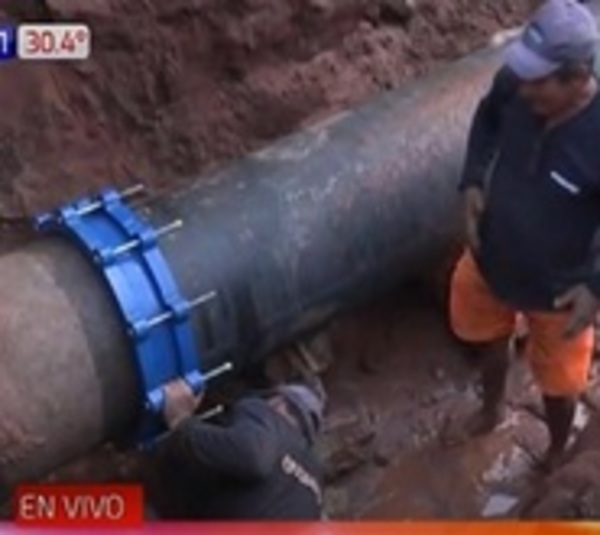 Asunción: Essap repara tubería de mega bache - Paraguay.com