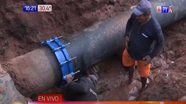 Essap repara tubería de mega bache | Noticias Paraguay