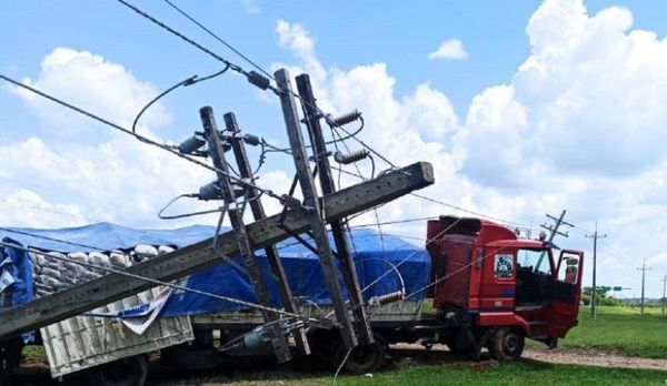 Choque de camión a columnas de la ANDE deja sin energía a Arroyos y Esteros