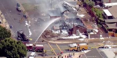 Avioneta se estrella en barrio residencial de California