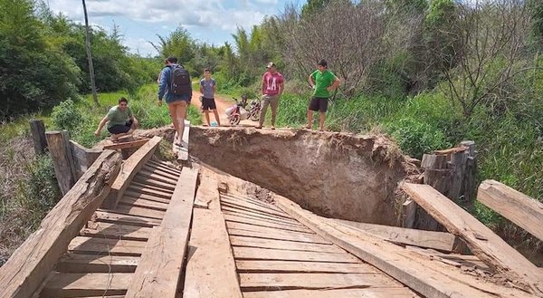 Crónica / ESTÁ TODO CHALÁI. Ho’apa el puente y cruzan en canoa