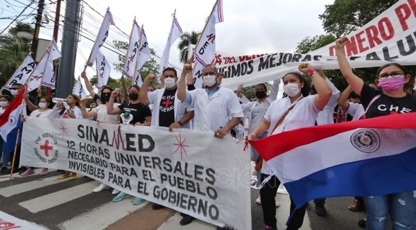 Médicos realizan protesta cerca de Mburuvicha Róga y generan caos vehicular