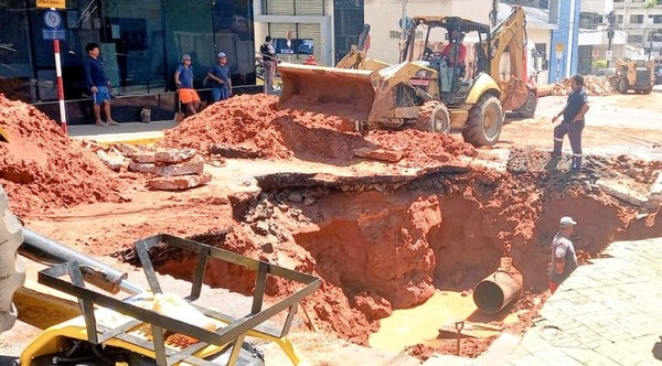 Barrios de Asunción vuelven a tener agua tras reparación de tubería en el mega cráter