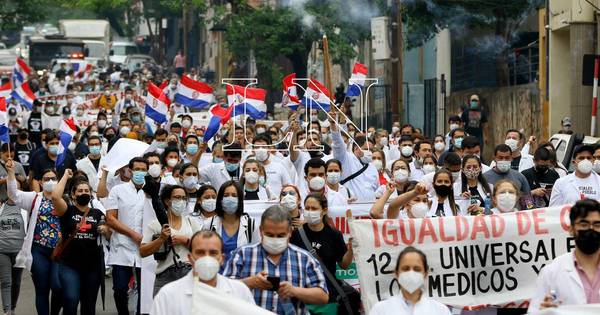 La Nación / Médicos no descartan endurecer medidas y advierten con encadenarse