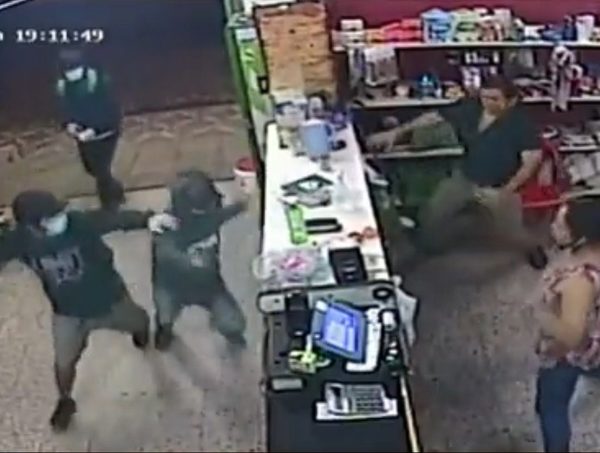 Con machetes, asaltan a comercintes en Mariano Roque Alonso · Radio Monumental 1080 AM