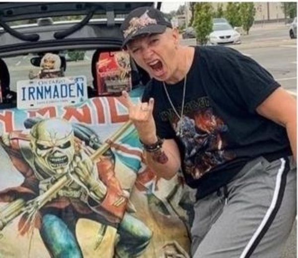 Piden remover a directora de una escuela en Canadá por su pasión hacia Iron Maiden