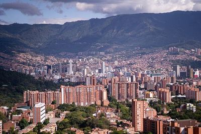 Alcalde de Medellín pide expulsión de holandés por pasear a mujer sin ropa - Mundo - ABC Color