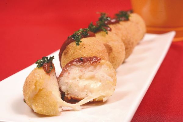 Bolitas de mandioca rellenas de queso Paraguay con salsa de frutilla picante - Gastronomía - ABC Color