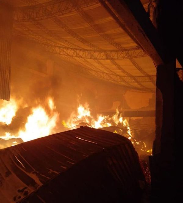 Incendio consume depósito de yerbatera en Itapúa