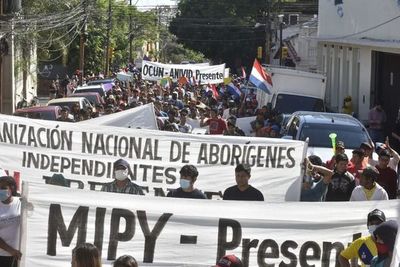 Indígenas y docentes protestan en el microcentro - Nacionales - ABC Color