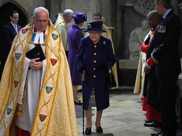 Isabel II, de 95 años, usa un bastón por primera vez en un acto público - Mundo - ABC Color