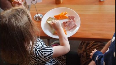 Criticó a los que llevan "criaturas gritonas" a restaurantes