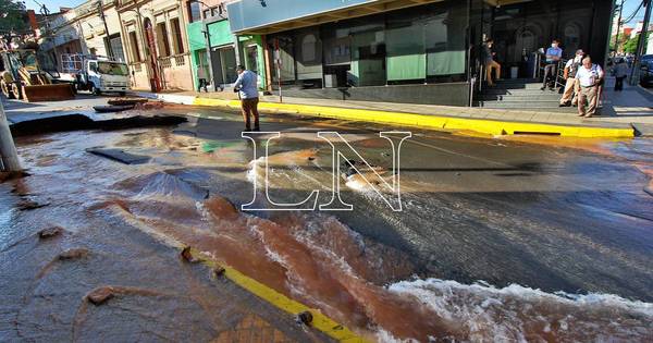 La Nación / Reparan caño roto que dejó sin agua potable al centro de Asunción