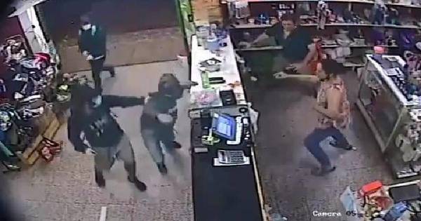 La Nación / A machetazos atacan y roban a comerciantes de Roque Alonso