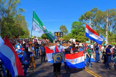Docentes se “crucifican” en Villarrica - Nacionales - ABC Color