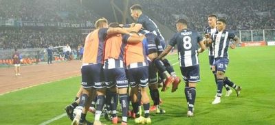 Talleres ganó y sigue en la persecución de River en el fútbol argentino