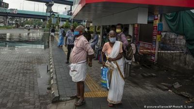 Bajan en India casos de COVID-19 por primera vez desde marzo