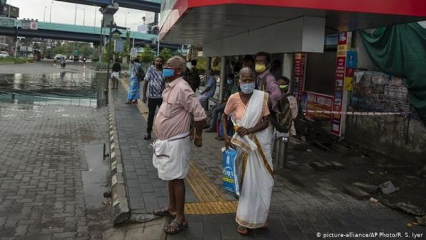 Bajan en India casos de COVID-19 por primera vez desde marzo