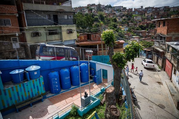 El agua de lluvia que calma la sed en las escuelas de Venezuela - MarketData