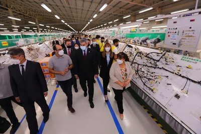 Presidente Mario Abdo celebra crecimiento de maquiladora en Central y las oportunidades de empleos que brinda a los jóvenes