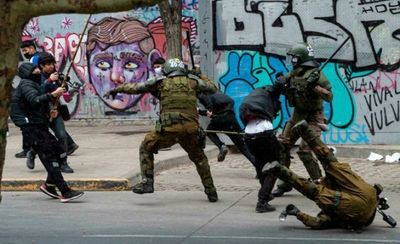 Organismos policiales de Chile investigarán la muerte de una estudiante durante una marcha