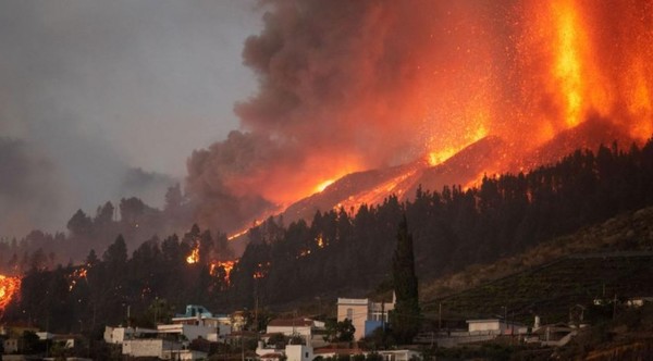 MUNDO | Evacúan a 800 personas en la isla de La Palma ante el avance de la lava