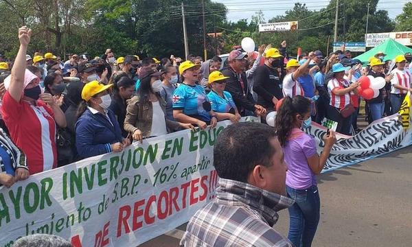 En Coronel Oviedo los docentes siguen en huelga y anuncias medidas más severas - OviedoPress