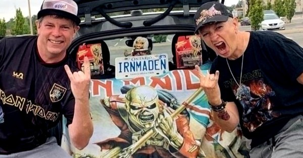 Padres piden remover a directora de una escuela por ser fan de Iron Maiden - SNT