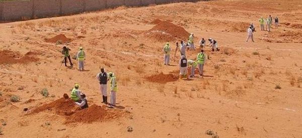 Hallan 25 cuerpos en fosas comunes en Libia