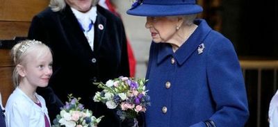 A los 95 años, la reina Isabel recurre a un bastón