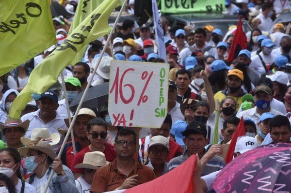 Falta de acuerdo: Docentes se movilizan frente a Hacienda y el MEC por reajuste del 16%