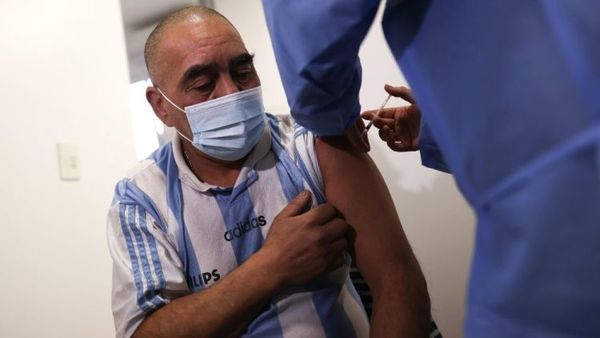 Ministra de Salud de Argentina dice que evalúan aplicar una tercera dosis
