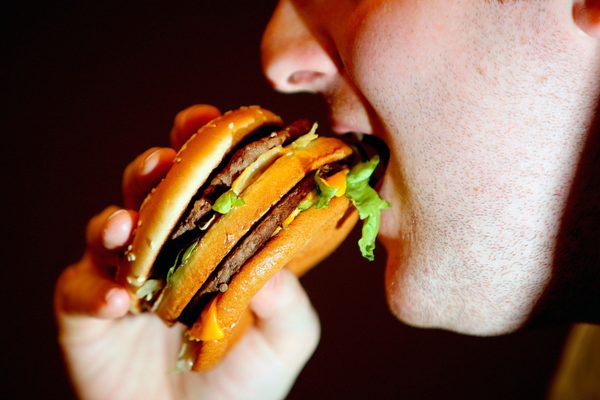 Un cambio en los alimentos que se venden en los lugares de trabajo puede ayudar a combatir la obesidad