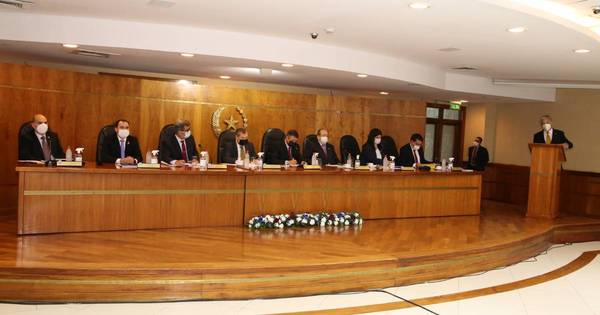 La Nación / Iniciaron audiencias para ministro de la Corte y dos presentaron renuncia