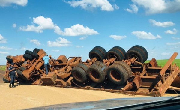 Camión cargado con trigo vuelca al evitar choque