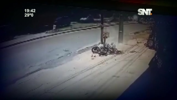Tragedia en moto: Chocó contra columna y murió - SNT