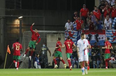 Triunfo de Portugal con un triplete de CR7, que está cerca de un nuevo récord